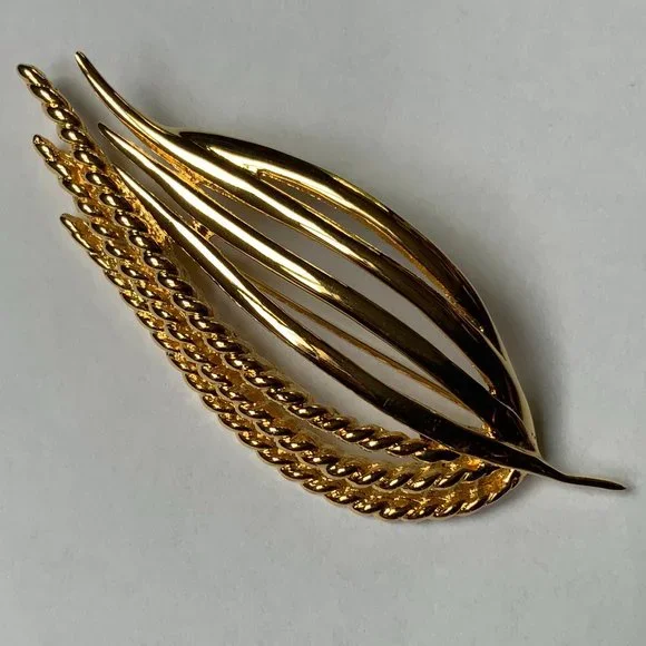 Trifari - Vintage abstract gold toned closed flower petal brooch. - Picture 2 of 4